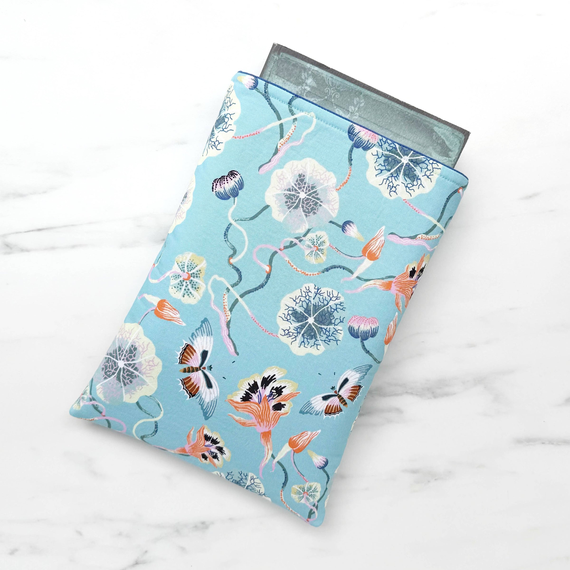 Fancy floral (lt. blue) - padded book sleeve, book pouch